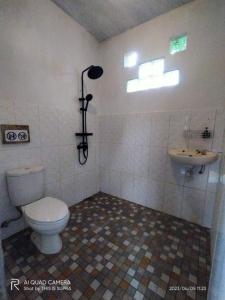 La salle de bains est pourvue de toilettes et d'un lavabo. dans l'établissement Ecobromo, à Pasuruan