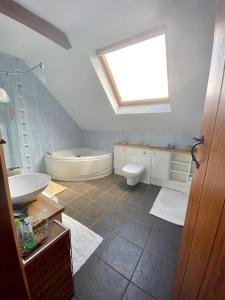 uma casa de banho com um WC, um lavatório e uma banheira em Converted Coach House Holt, Wiltshire em Holt