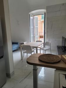 - une cuisine avec une table et des chaises dans la chambre dans l'établissement La finestra sul corso, à Ortona