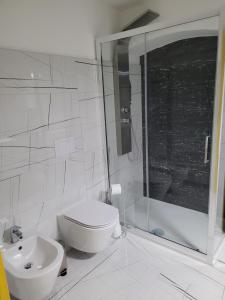 La salle de bains est pourvue de toilettes, d'une douche et d'un lavabo. dans l'établissement La finestra sul corso, à Ortona