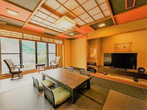 uma grande sala de estar com mesa e cadeiras em LiVEMAX RESORT Kawaji em Nikko