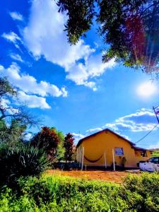 a yellow building with a sky in the background at Casa da Vovó na Pousada Sitio Pauletto - com Cozinha, Churrasqueira e Decoração in Jarinu