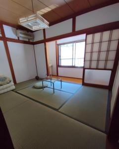 a room with a table in the middle of a room at そらやまゲストハウス Sorayama guesthouse in Ino