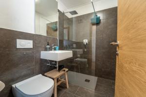 Ένα μπάνιο στο Mias Apartments +15 φωτογραφίες