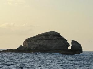 Yeux D'azur في Le Souffleur: صخرة كبيرة في وسط المحيط