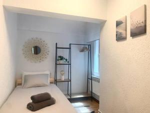 um quarto com uma cama com duas toalhas em APARTAMENTO CÉNTRICO y CÓMODO em Vitoria-Gasteiz