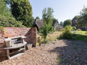 a brick wall with a bench in a yard at Ferienwohnung Fresenhuus 3, FeWo Vermittlung Nordsee in Dangast