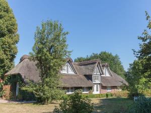 an old house with a thatched roof at Ferienwohnung Fresenhuus 3, FeWo Vermittlung Nordsee in Dangast
