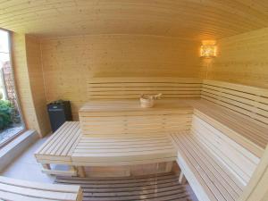 - un grand sauna en bois avec un banc dans l'établissement Ferienwohnung Reethuus 6, FeWo Vermittlung Nordsee, à Dangast 17 autres photos