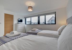 2 camas num quarto com uma janela em Coco Beach em Northam