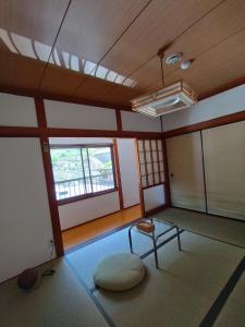 una stanza vuota con tavolo e finestra di そらやまゲストハウス Sorayama guesthouse a Ino