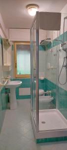 カリアリにあるAppartamento Pacinottiのバスルーム(シャワー、洗面台、トイレ付)