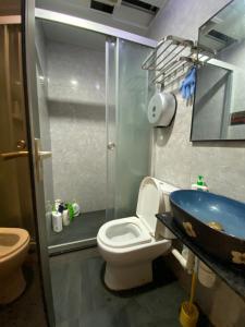 Baðherbergi á Sleep Cubee Hostel +37 myndir
