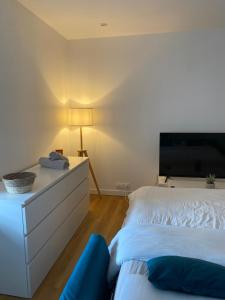 Un pat sau paturi într-o cameră la Lorient: appartement élégant