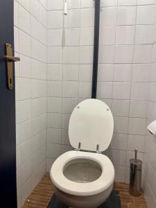 łazienka z białą toaletą w kabinie w obiekcie Office Room 