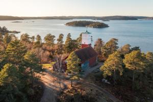 eine Luftansicht eines Leuchtturms neben einem See in der Unterkunft Åh Stifts- & Konferensgård in Ljungskile