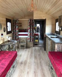 a room with a kitchen and a kitchenasteryasteryasteryasteryasteryasteryasteryastery at Camping de Rouergue in Villefranche-de-Rouergue