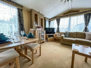 Гостиная зона в Lovely 6 Berth Caravan With Wifi At Steeple Bay In Essex Ref 36028b