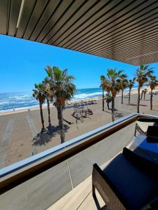 vistas a una playa con palmeras y al océano en Luxury Apartment La Mata right by the sea, en La Mata