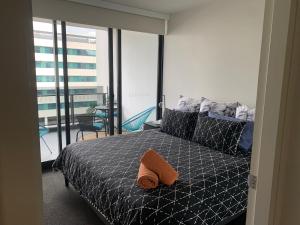 Plush @ Benjamin way Belconnen客房内的一张或多张床位