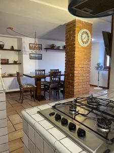 a kitchen with a stove top oven in a room at New Ca de na volta - tra Liguria e Toscana in Albiano