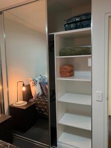 Plush @ Benjamin way Belconnen客房内的一张或多张床位