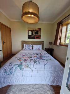 1 dormitorio con 1 cama grande y edredón blanco en Quinta de S. Vicente 317, en Vila Nova de Famalicão