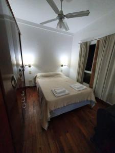 a bedroom with a bed and a ceiling fan at Loft5 a solo 2 cuadras de la Costanera!!! in Corrientes