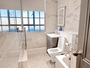a bathroom with a toilet and a sink and a shower at Chelsea Flat 10 mins Harrods, Balcony, Gym, Air Conditioning in London