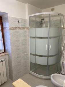 a bathroom with a shower and a sink at New Ca de na volta - tra Liguria e Toscana in Albiano