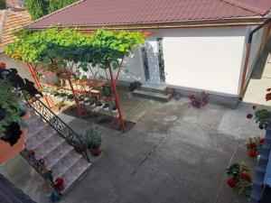 - une vue aérienne sur une maison dotée d'une terrasse avec des plantes dans l'établissement Casa EliAndrei, à 2 Mai