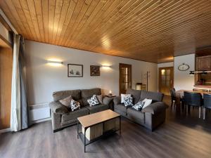 a living room with a couch and a table at Chalet à Nahuja in Nahuja