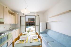 eine Küche mit einem Tisch mit zwei Platten drauf in der Unterkunft Residence Porto Sole in Cavallino-Treporti