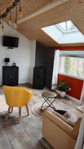 uma sala de estar com um sofá e uma janela em Gîte des Roches em La Chaux-du-Dombief