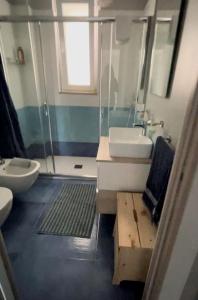 Ένα μπάνιο στο Appartamento Tramontana Portorosa - Residence Delfino