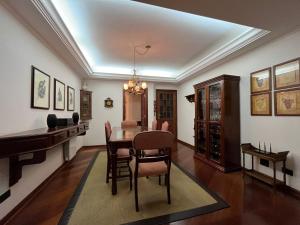 カンポス・ド・ジョルドンにあるApartamento Ville Dijon Capivari by Capivari Lodgeのテーブルと椅子のあるダイニングルーム +31枚の写真