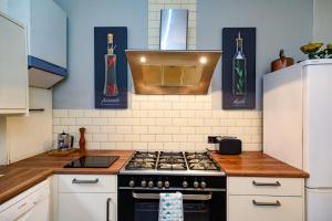 a kitchen with a stove top oven in a kitchen at Horsemarket Apartment in Kelso