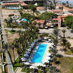 einen Luftblick auf einen Resortpool mit Sonnenschirmen und Palmen in der Unterkunft Hotel Morabeza in Santa Maria