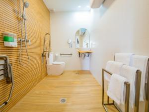 een badkamer met een douche en een toilet bij Cubo's Hostal William's Sunny 1 with Breakfast in Torre de Benagalbón