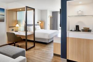 SpringHill Suites by Marriott Jacksonville Beach Oceanfront tesisinde bir odada yatak veya yataklar