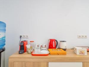 una encimera de cocina con electrodomésticos sobre una mesa de madera en Cubo's Hostal William's Sunny 2 with Breakfast en Benagalbón