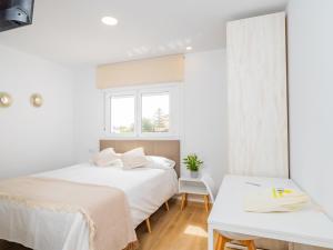 a bedroom with two beds and a window at Cubo's Hostal William's Sunny 2 with Breakfast in Torre de Benagalbón