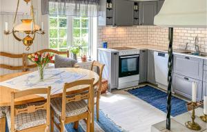 cocina y comedor con mesa y sillas en 3 Bedroom Lovely Home In Mellerud, en Mellerud