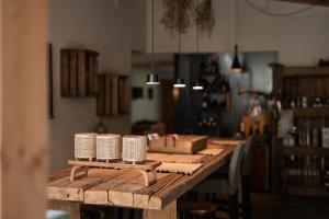 una mesa de madera con cestas de mimbre encima en Landpalais Goyenhof - Deluxe Suites & Breakfast, en Scena