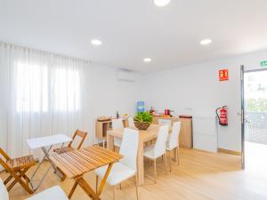 een keuken en eetkamer met een tafel en stoelen bij Cubo's Hostal William's Sunny 5 with Breakfast in Torre de Benagalbón