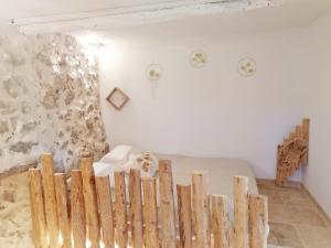 セイヤンにあるBastide Provençale Les Mûriers d'Engaspatyのベッドルーム1室(ベッド1台、木製のフェンス付)