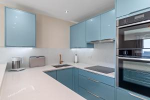 Η κουζίνα ή μικρή κουζίνα στο Salty Kisses - Sea Front Aparment +19 φωτογραφίες