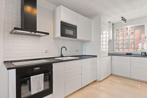 Kuchyňa alebo kuchynka v ubytovaní Calahonda family apartment by Costarentals - Ref 205