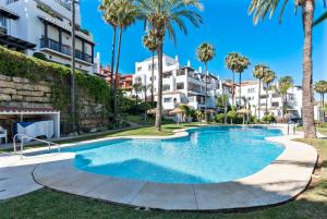 Bazén v ubytovaní Calahonda family apartment by Costarentals - Ref 205 alebo v jeho blízkosti