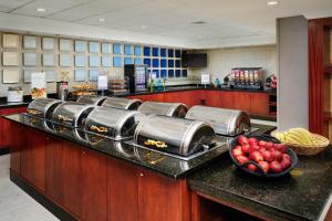 una cocina con una barra con un montón de comida en Residence Inn by Marriott New York Manhattan/Times Square, en Nueva York